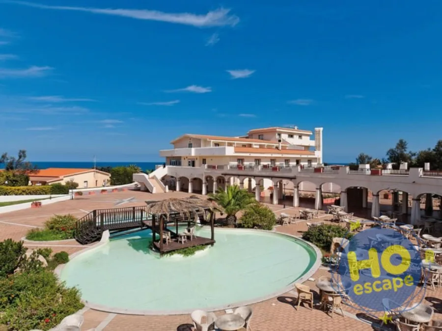 Piscina con gazebo in legno e bar all'aperto sotto i portici dell'hotel