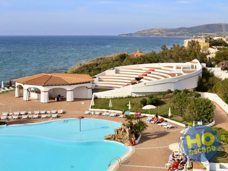 Anfiteatro all'aperto e zona piscina con vista panoramica sulla costa