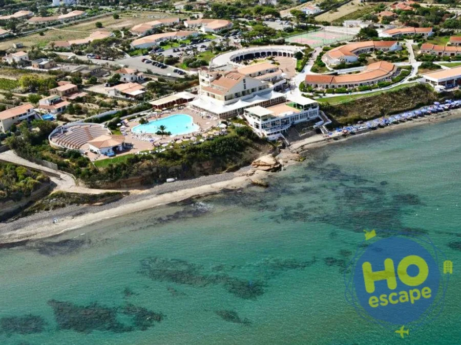 Veduta aerea del resort sulla costa con piscina e spiaggia sul mare