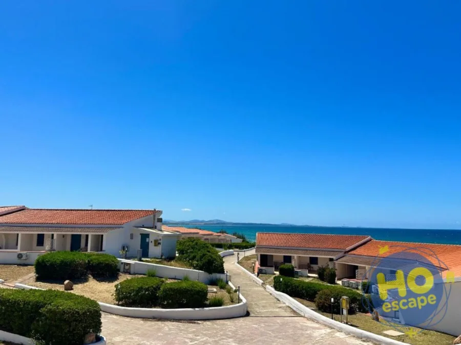 Vista panoramica sul mare con casette del resort e tetti in tegole rosse