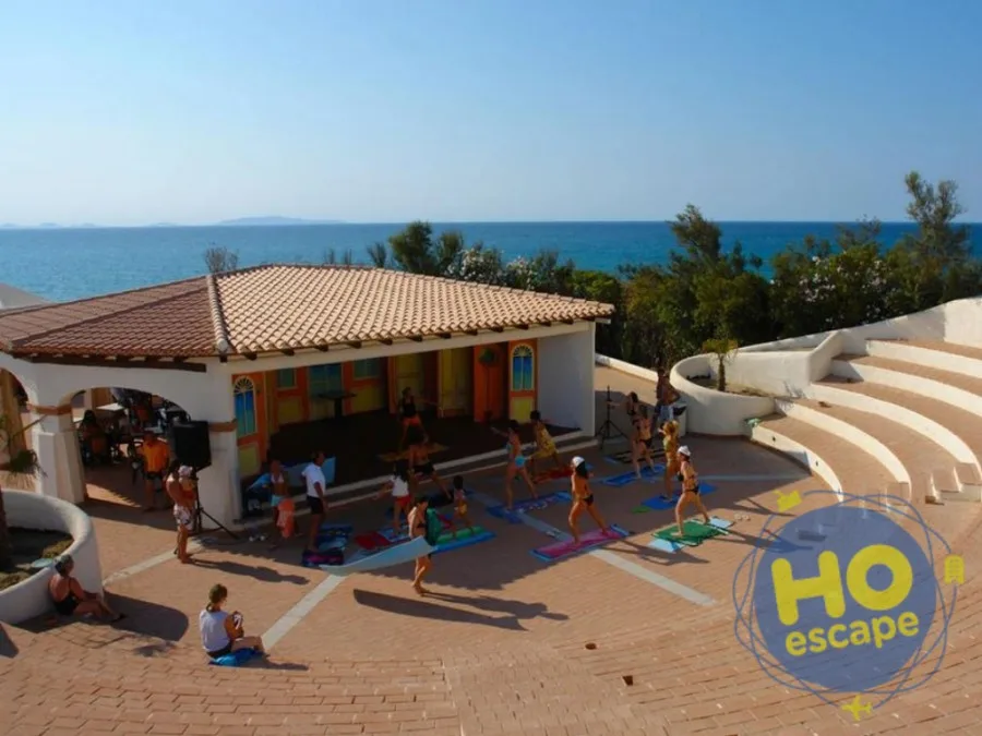 Sessione di fitness all'aperto in un anfiteatro vista mare del resort
