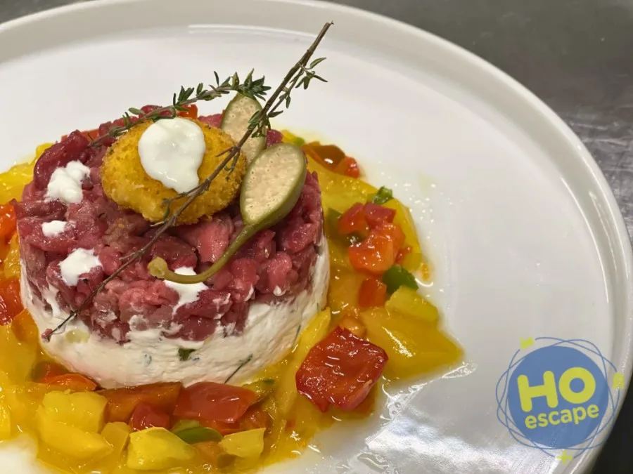 Tartare di carne con peperoni colorati e timo, piatto gourmet