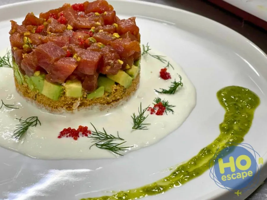 Tartare di tonno con avocado e salsa, presentazione raffinata