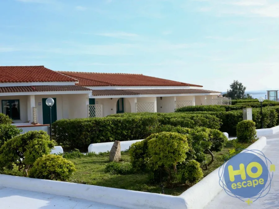 Edifici del resort con tetti in tegole e giardino curato