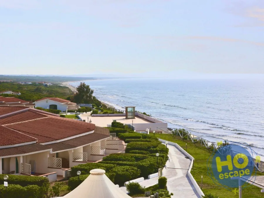 Vista panoramica sulla costa con edifici del resort e mare