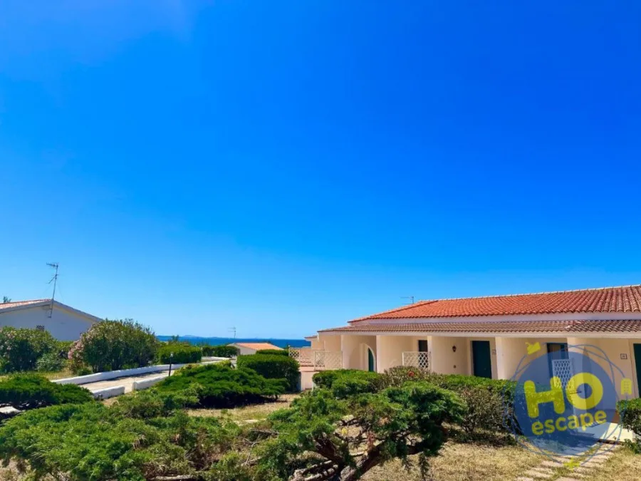 Esterno delle ville sotto cielo azzurro con giardino e vista mare