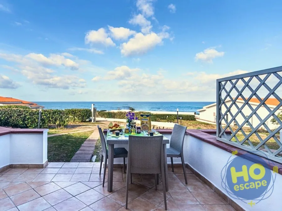Terrazza con tavolo da pranzo e vista panoramica sul mare