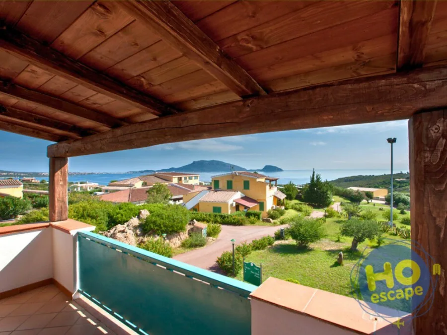 Vista panoramica sul mare e sulle case del residence da una terrazza con copertura in legno