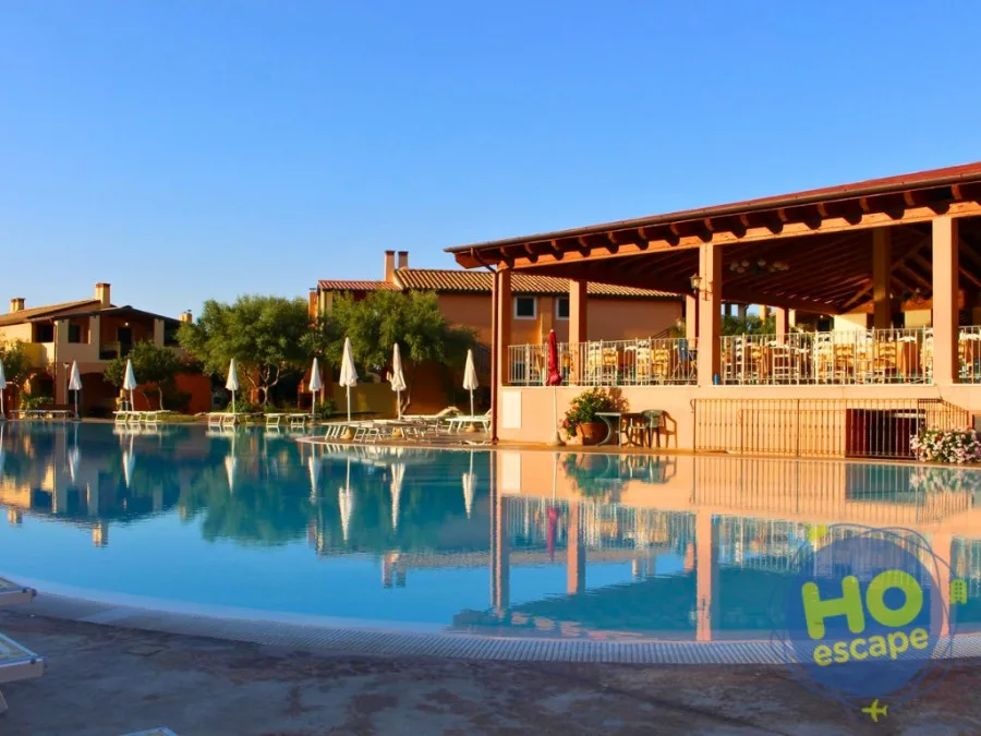 Piscina del resort con riflessi e area bar coperta