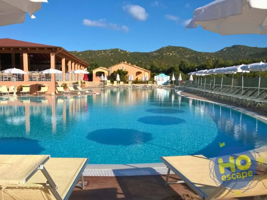 Piscina con lettini e vista sulle colline circostanti