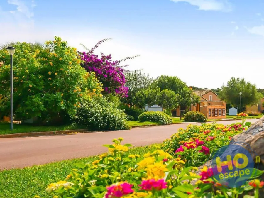 Vialetto del resort fiorito con bouganville e vegetazione rigogliosa
