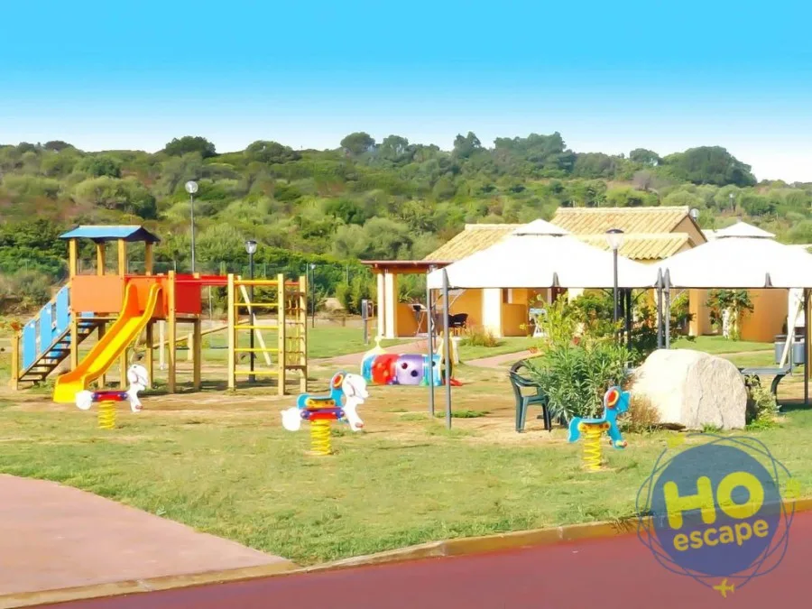 Area giochi per bambini con scivolo e giostrine colorate