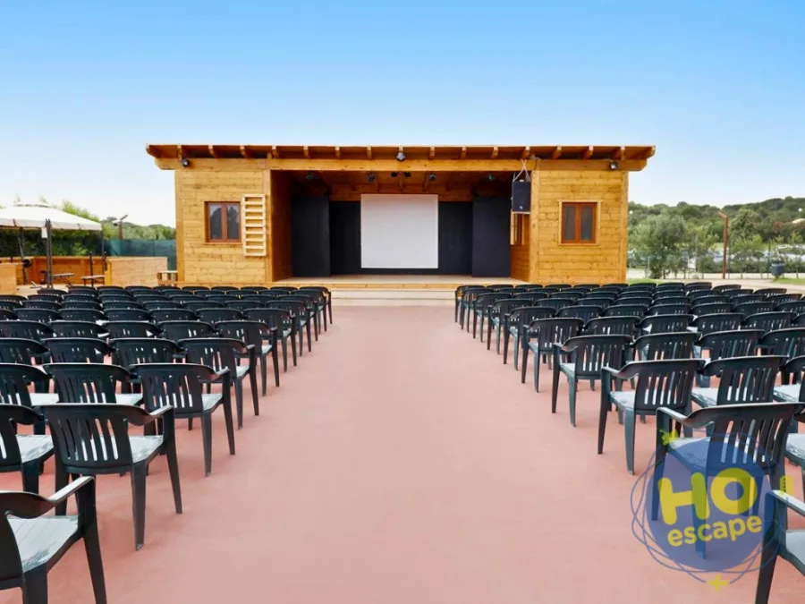 Anfiteatro all'aperto con palco in legno e sedie per spettacoli