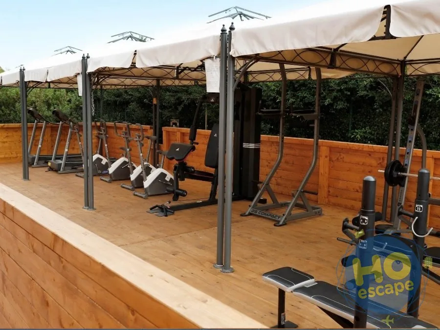 Area fitness all'aperto coperta con attrezzi da palestra
