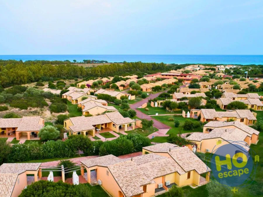 Veduta aerea delle villette del resort immerse nel verde vicino al mare