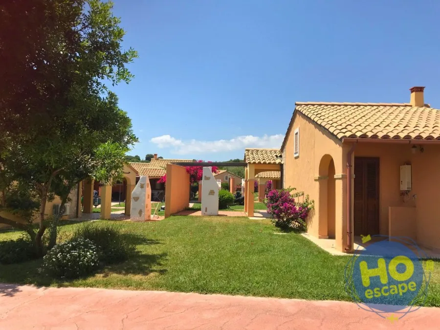 Villette del resort con giardino curato e vegetazione mediterranea