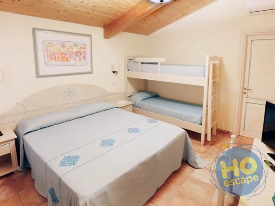 Camera con letto matrimoniale e letto a castello, soffitto in legno