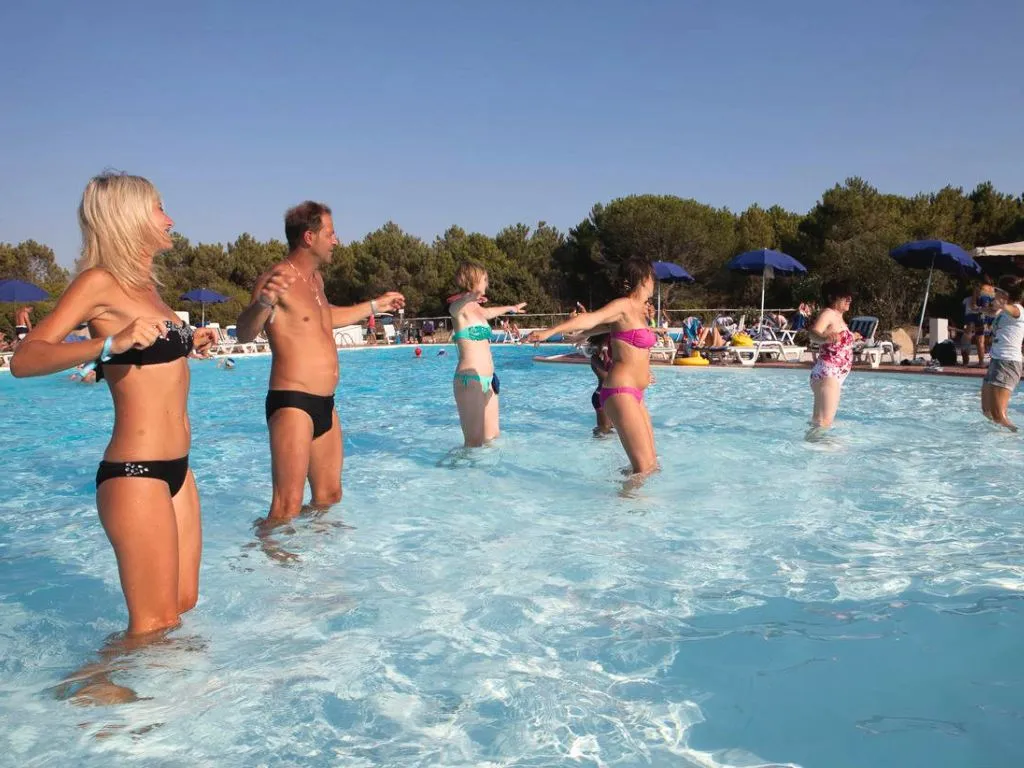 Gruppo di persone durante un corso di acquagym in piscina
