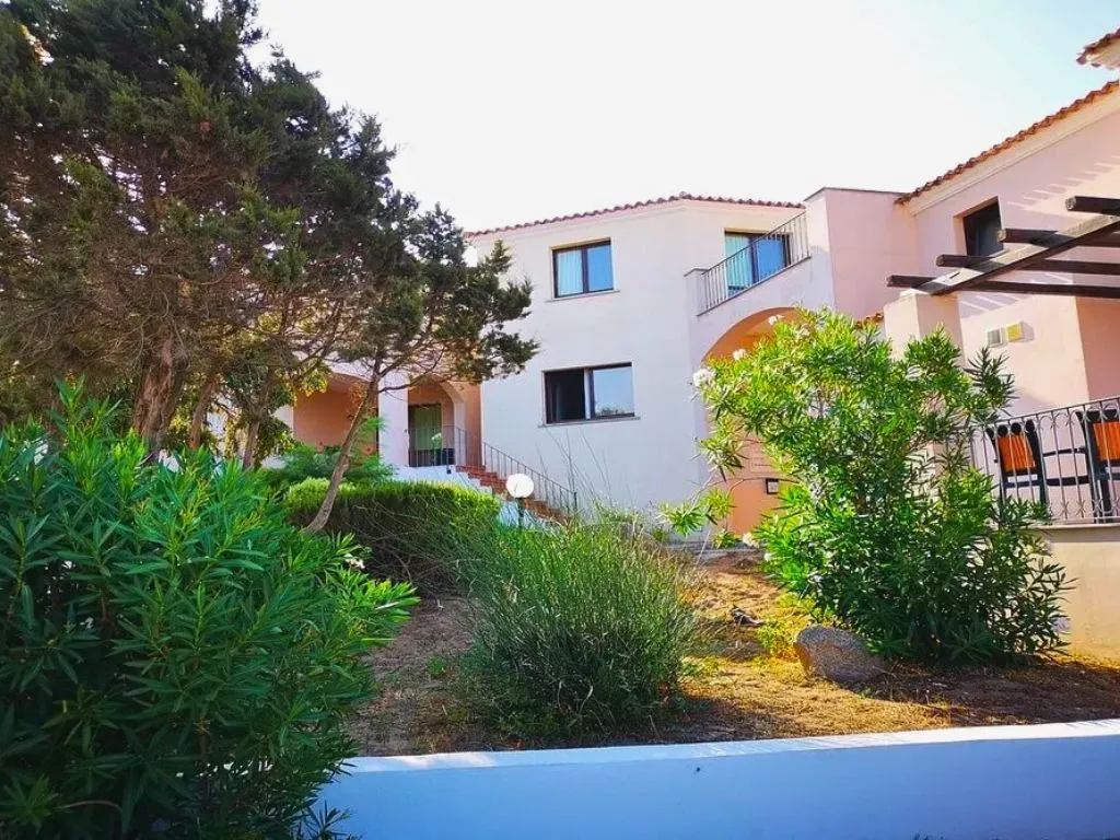 Edifici residenziali del villaggio circondati da vegetazione mediterranea