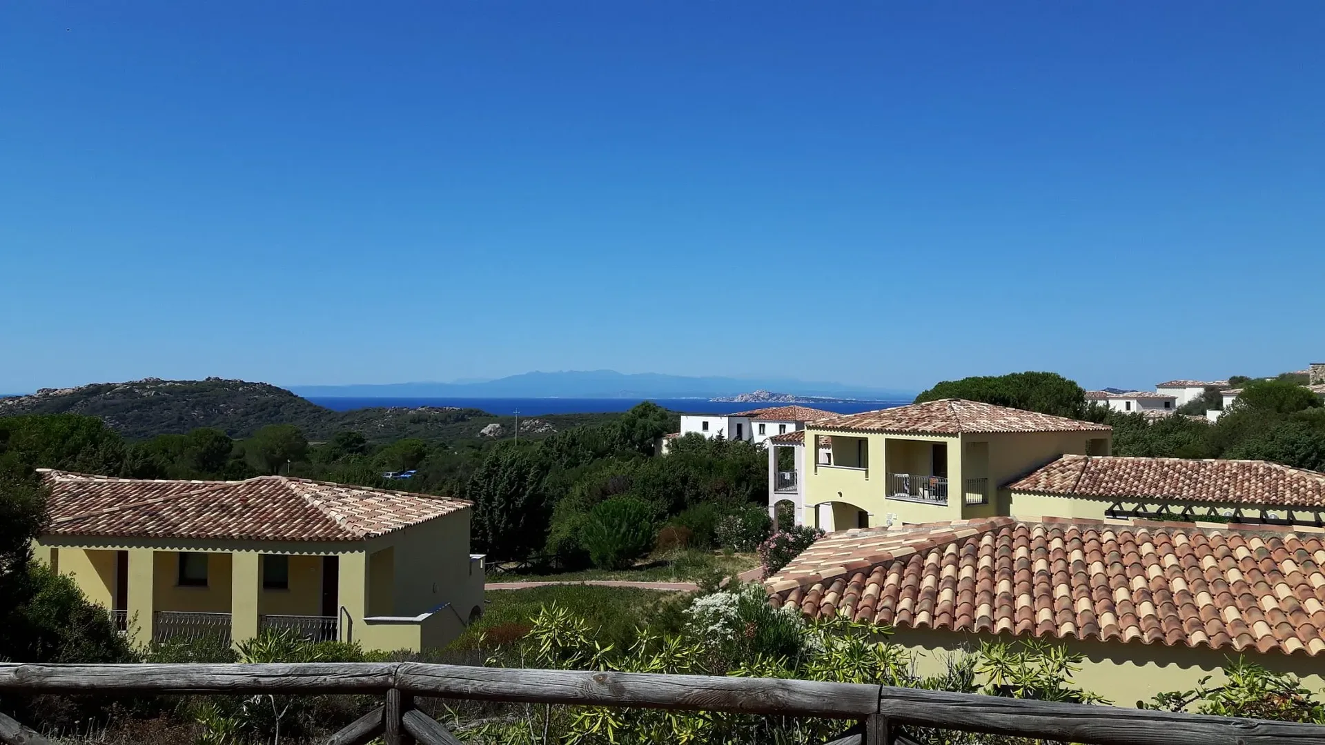 Panorama dei tetti del villaggio con vista sul mare e l'orizzonte