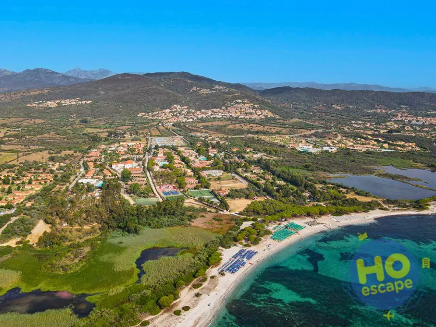 Veduta aerea del resort con montagne, vegetazione e spiaggia sul mare turchese