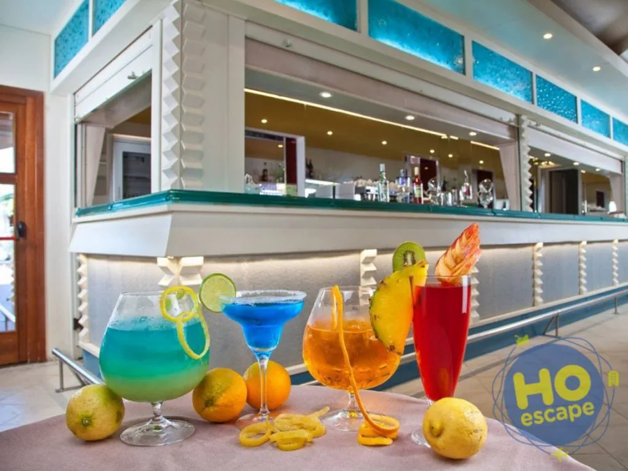 Cocktail colorati con guarnizioni di frutta serviti sul bancone del bar