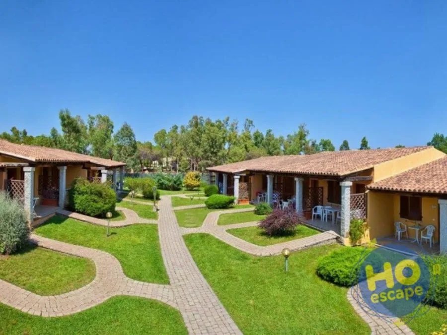 Veduta del residence con villette indipendenti, giardini curati e vialetti pavimentati