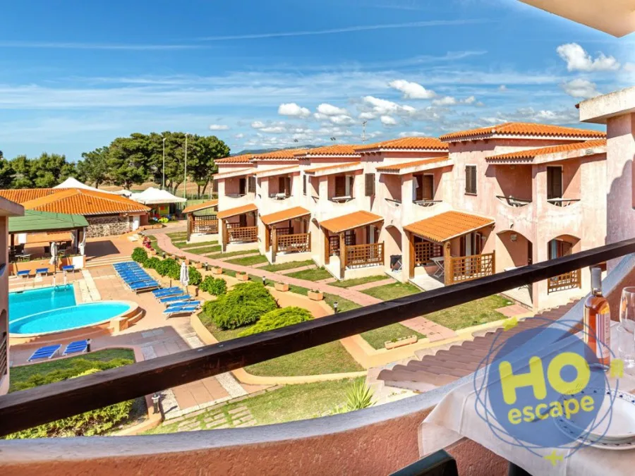 Vista panoramica dal balcone sulla piscina e sulle villette del residence