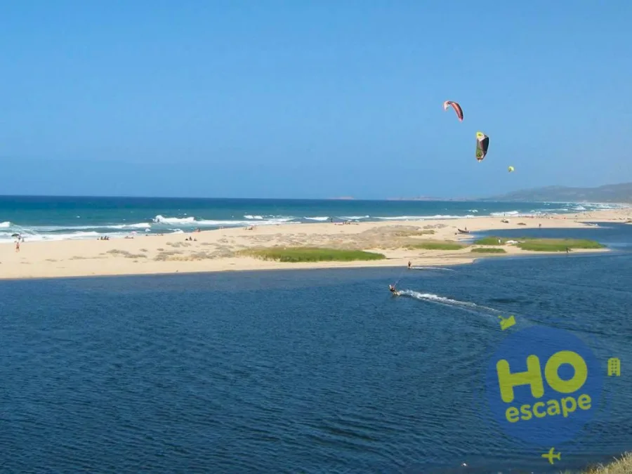 Foce con kitesurf, laguna e lunga spiaggia di sabbia dorata