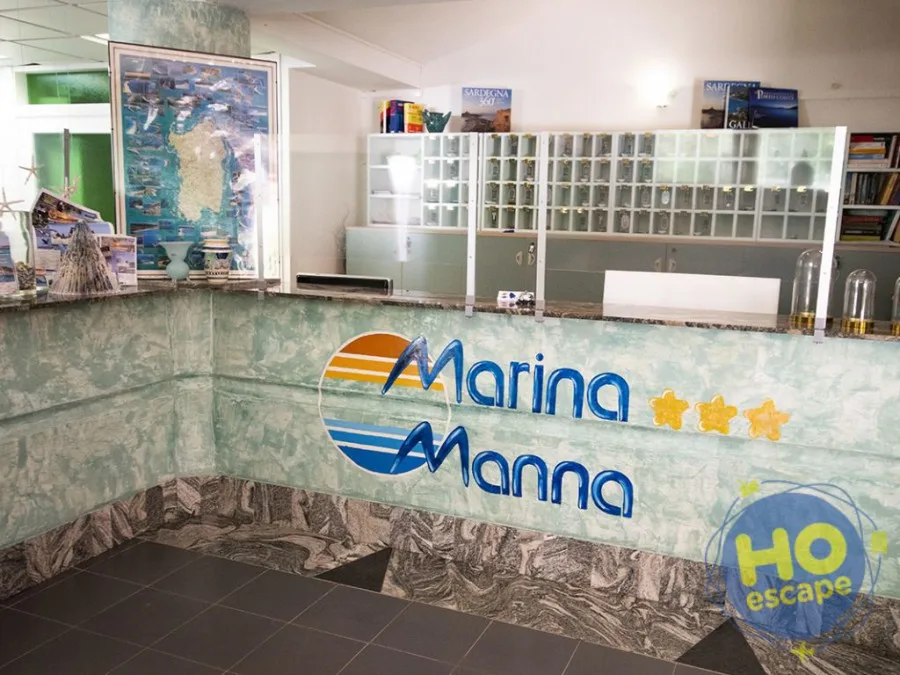 Reception dell'hotel Marina Manna con bancone in marmo e logo