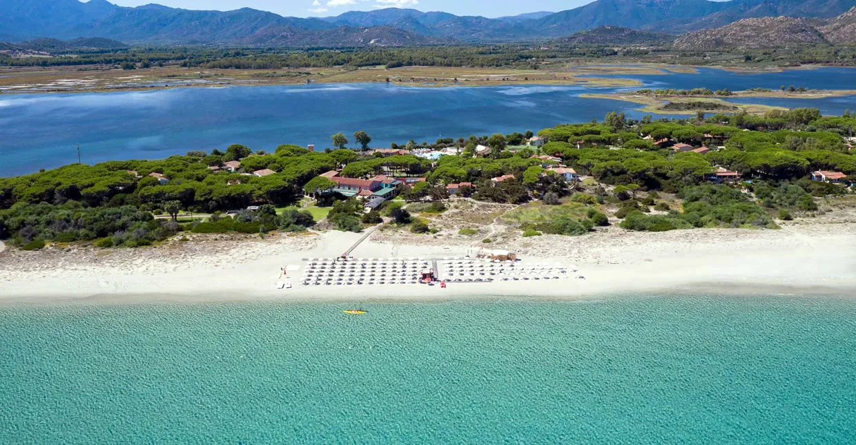 Veduta aerea della spiaggia con mare turchese, laguna e montagne