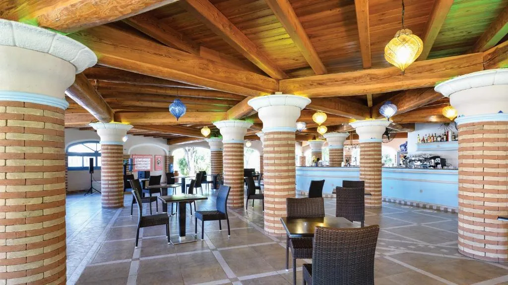 Area bar coperta con colonne in mattoni, soffitto in legno e lampade