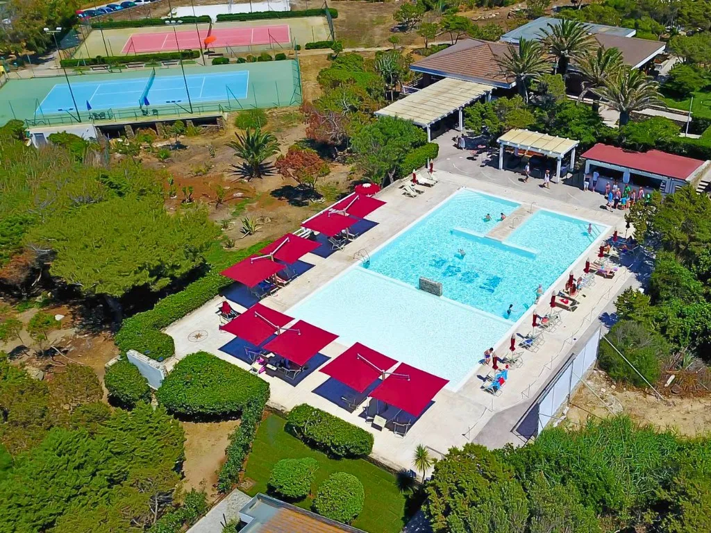 Veduta aerea della piscina e dei campi da tennis del resort