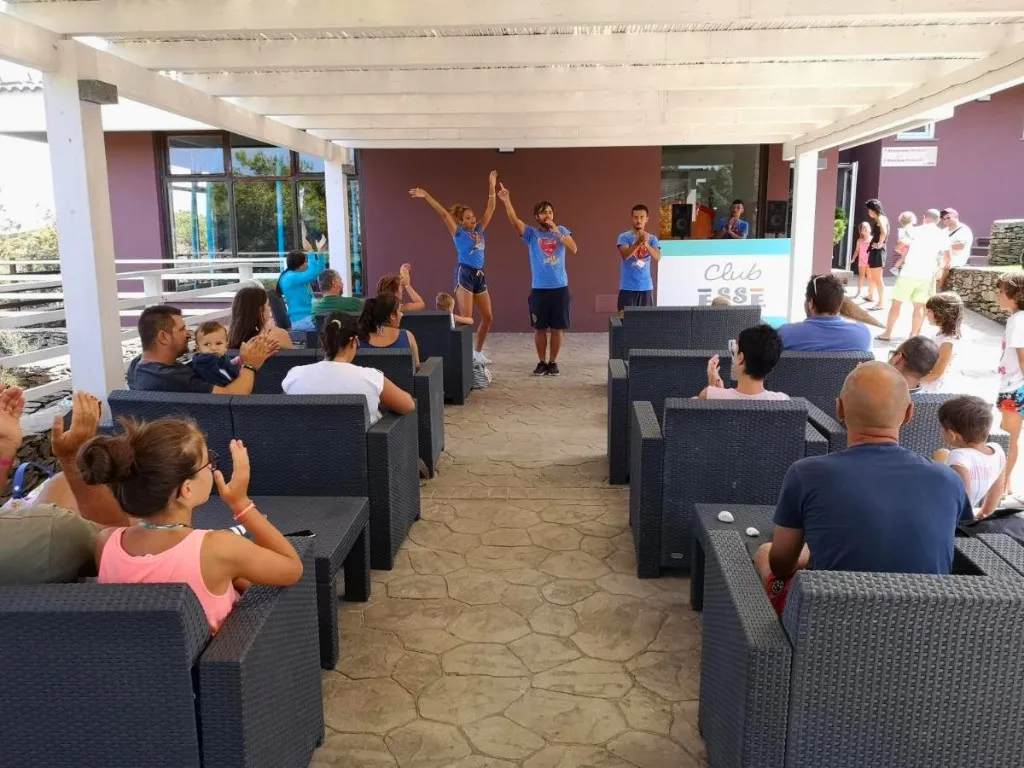 Animazione del Club Esse con spettacolo e ospiti seduti sotto il pergolato