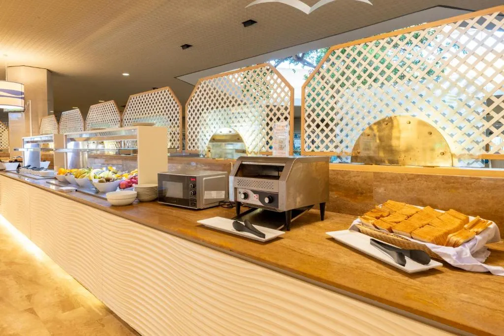 Buffet con frutta fresca, pane tostato e tostapane
