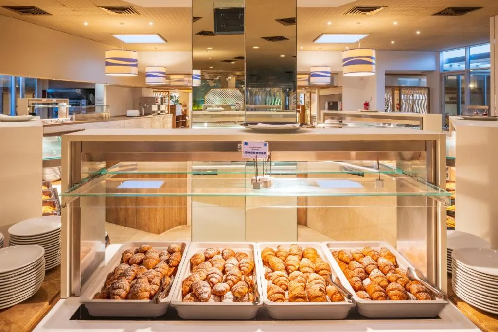 Buffet di colazione con croissant e cornetti in vassoi