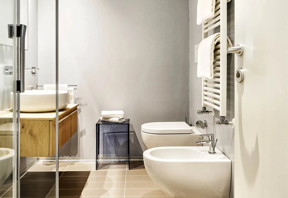 Bagno moderno con lavabo in legno, wc e bidet