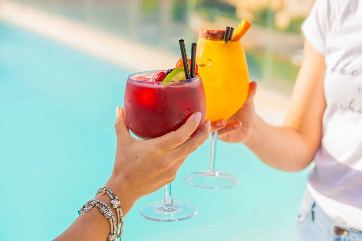 Brindisi con due cocktail alla frutta a bordo piscina