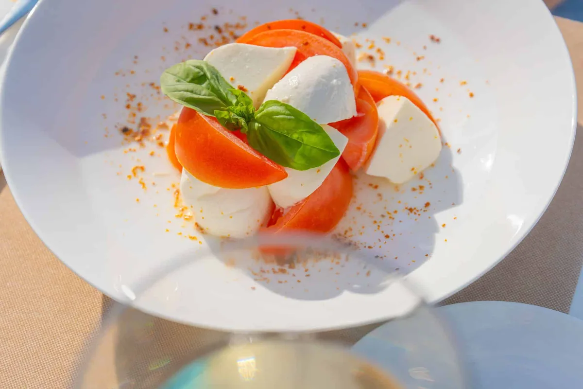 Insalata caprese con pomodoro, mozzarella e basilico