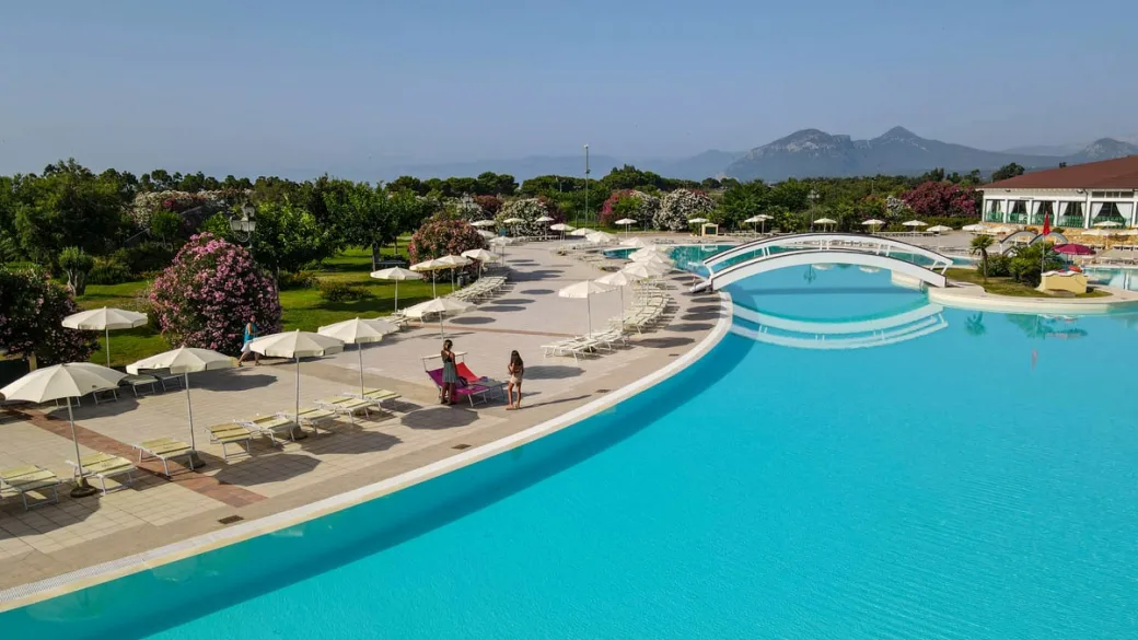 Piscina con ponte e vista sulle montagne sullo sfondo