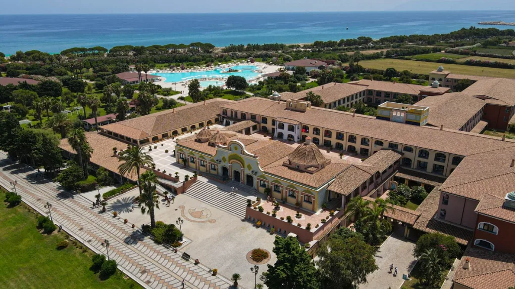 Vista aerea del resort con piscina e mare sullo sfondo