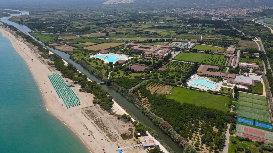 Veduta aerea del complesso turistico tra spiaggia, fiume e campagna