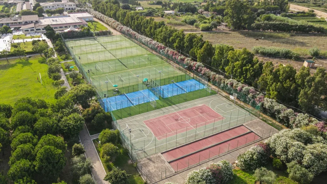 Vista aerea dei campi sportivi del resort tra il verde