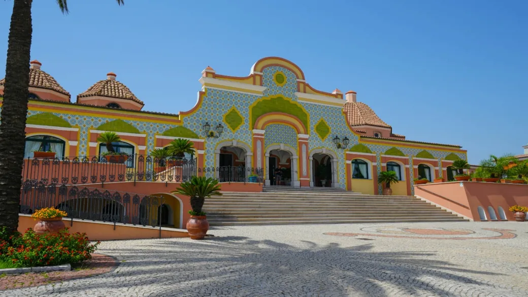 Edificio decorato con maioliche e scalinata d'ingresso