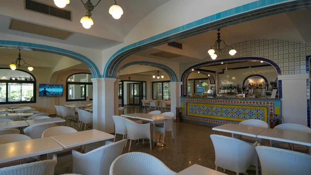 Sala bar con archi decorati a maioliche e arredi bianchi