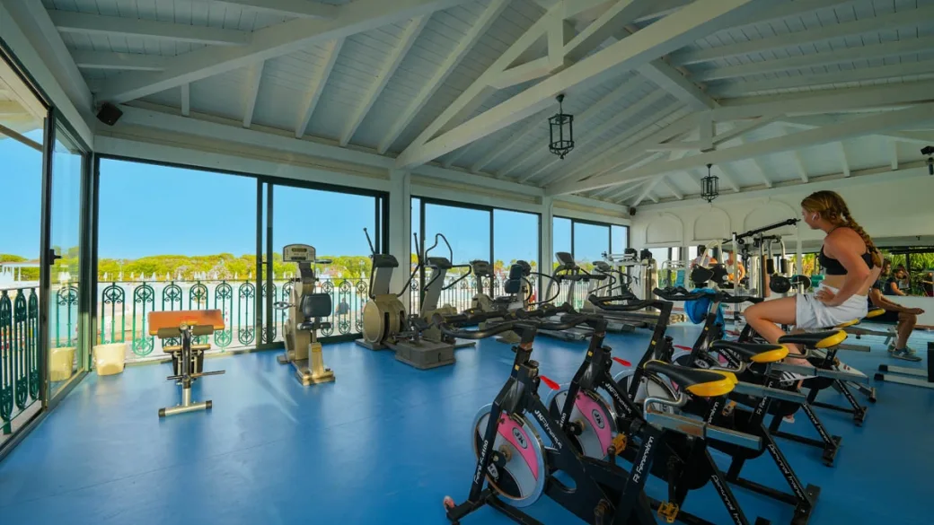 Sala fitness con cyclette e attrezzi e vista panoramica