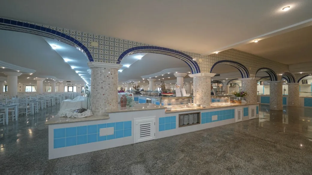 Ampio buffet del ristorante con colonne e decorazioni a mosaico