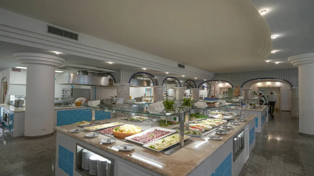 Buffet del ristorante con varietà di antipasti e salumi