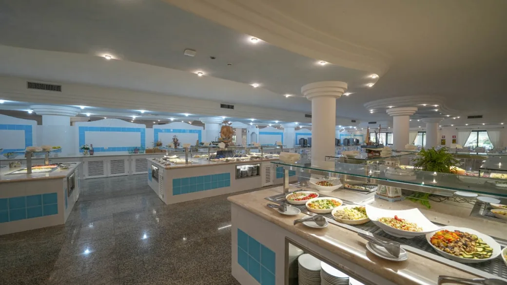 Sala ristorante con buffet di insalate e piatti vari
