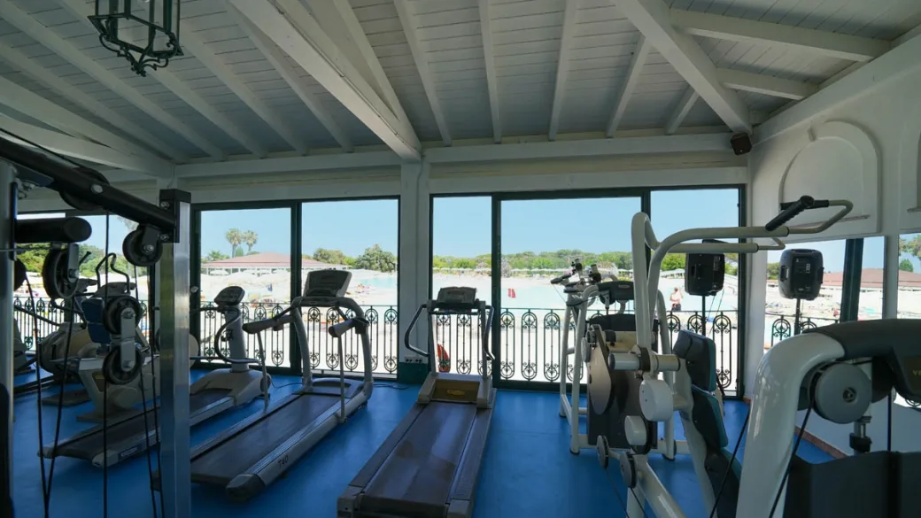 Palestra con tapis roulant e macchine attrezzistiche vista mare